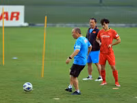 [ẢNH] Công Phượng, Quang Hải tập 'cực sung' chờ đấu Trung Quốc