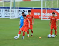 [ẢNH] Công Phượng, Quang Hải tập 'cực sung' chờ đấu Trung Quốc