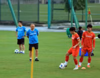 [ẢNH] Công Phượng, Quang Hải tập 'cực sung' chờ đấu Trung Quốc