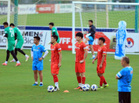 [ẢNH] Công Phượng, Quang Hải tập 'cực sung' chờ đấu Trung Quốc