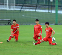 [ẢNH] Công Phượng, Quang Hải tập 'cực sung' chờ đấu Trung Quốc