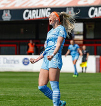 Cơ thể gợi cảm của nữ tuyển thủ Anh cởi áo ăn mừng gây sốt