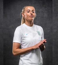 Cơ thể gợi cảm của nữ tuyển thủ Anh cởi áo ăn mừng gây sốt