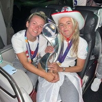 Cơ thể gợi cảm của nữ tuyển thủ Anh cởi áo ăn mừng gây sốt