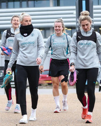 Cơ thể gợi cảm của nữ tuyển thủ Anh cởi áo ăn mừng gây sốt