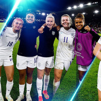 Cơ thể gợi cảm của nữ tuyển thủ Anh cởi áo ăn mừng gây sốt