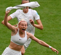 Cơ thể gợi cảm của nữ tuyển thủ Anh cởi áo ăn mừng gây sốt