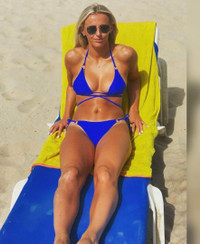 Cơ thể gợi cảm của nữ tuyển thủ Anh cởi áo ăn mừng gây sốt