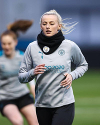 Cơ thể gợi cảm của nữ tuyển thủ Anh cởi áo ăn mừng gây sốt