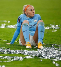 Cơ thể gợi cảm của nữ tuyển thủ Anh cởi áo ăn mừng gây sốt