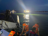 Khẩn cấp tìm kiếm du khách bị lật tàu ở Hạ Long, nhiều người tử vong