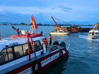 Khẩn cấp tìm kiếm du khách bị lật tàu ở Hạ Long, nhiều người tử vong