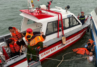 Khẩn cấp tìm kiếm du khách bị lật tàu ở Hạ Long, nhiều người tử vong