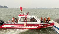 Khẩn cấp tìm kiếm du khách bị lật tàu ở Hạ Long, nhiều người tử vong