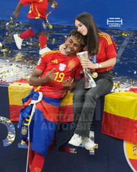 Thần đồng Yamal ăn mừng vô địch cùng bạn gái xinh đẹp