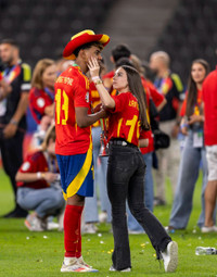 Thần đồng Yamal ăn mừng vô địch cùng bạn gái xinh đẹp