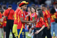 Thần đồng Yamal ăn mừng vô địch cùng bạn gái xinh đẹp