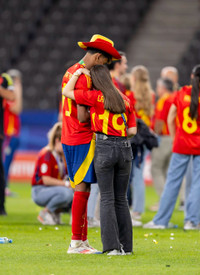 Thần đồng Yamal ăn mừng vô địch cùng bạn gái xinh đẹp