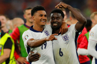 Người hùng ĐT Anh thắm thiết hôn bạn gái sau khi vào chung kết