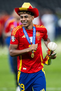 Thần đồng Yamal ăn mừng vô địch cùng bạn gái xinh đẹp