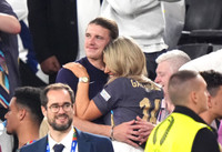 Người hùng ĐT Anh thắm thiết hôn bạn gái sau khi vào chung kết