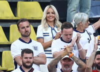 Người hùng ĐT Anh thắm thiết hôn bạn gái sau khi vào chung kết