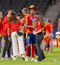 Thần đồng Yamal ăn mừng vô địch cùng bạn gái xinh đẹp