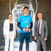 Huyền thoại Real Madrid si mê nữ phóng viên kém 14 tuổi