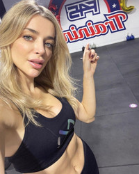 Huyền thoại Real Madrid si mê nữ phóng viên kém 14 tuổi