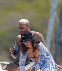 Vẻ đẹp bốc lửa của bạn gái Neymar