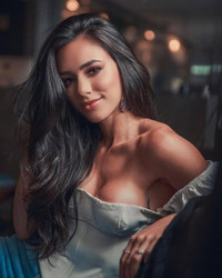 Vẻ đẹp bốc lửa của bạn gái Neymar