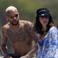 Vẻ đẹp bốc lửa của bạn gái Neymar