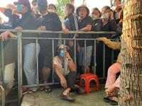 Người hâm mộ nghẹt thở chen nhau mua vé xem U23 Việt Nam