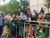 Người hâm mộ nghẹt thở chen nhau mua vé xem U23 Việt Nam