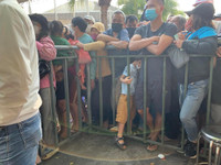 Người hâm mộ nghẹt thở chen nhau mua vé xem U23 Việt Nam