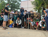 Người hâm mộ nghẹt thở chen nhau mua vé xem U23 Việt Nam