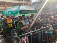 Người hâm mộ nghẹt thở chen nhau mua vé xem U23 Việt Nam