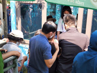 Người hâm mộ nghẹt thở chen nhau mua vé xem U23 Việt Nam