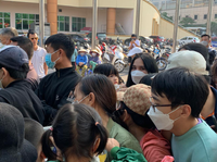 Người hâm mộ nghẹt thở chen nhau mua vé xem U23 Việt Nam