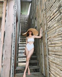 Mê mẩn vóc dáng bạn gái nhân viên ngân hàng của Vũ Văn Thanh