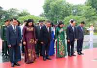 Lãnh đạo Đảng, Nhà nước và thành phố Hà Nội vào Lăng viếng Chủ tịch Hồ Chí Minh