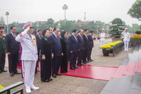 Lãnh đạo Đảng, Nhà nước và thành phố Hà Nội vào Lăng viếng Chủ tịch Hồ Chí Minh