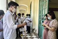 Toàn cảnh thi lớp 10 tại Hà Nội: Phó Chủ tịch UBND TP kiểm tra điểm thi và động viên thí sinh 