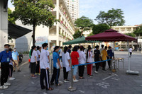 Toàn cảnh thi lớp 10 tại Hà Nội: Phó Chủ tịch UBND TP kiểm tra điểm thi và động viên thí sinh 