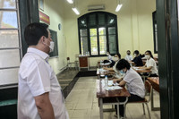 Toàn cảnh thi lớp 10 tại Hà Nội: Phó Chủ tịch UBND TP kiểm tra điểm thi và động viên thí sinh 