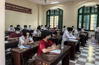 Toàn cảnh thi lớp 10 tại Hà Nội: Phó Chủ tịch UBND TP kiểm tra điểm thi và động viên thí sinh 