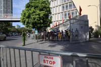 Toàn cảnh thi lớp 10 tại Hà Nội: Phó Chủ tịch UBND TP kiểm tra điểm thi và động viên thí sinh 