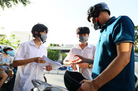 Toàn cảnh thi lớp 10 tại Hà Nội: Phó Chủ tịch UBND TP kiểm tra điểm thi và động viên thí sinh 