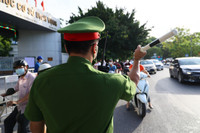 Toàn cảnh thi lớp 10 tại Hà Nội: Phó Chủ tịch UBND TP kiểm tra điểm thi và động viên thí sinh 