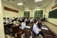 Toàn cảnh thi lớp 10 tại Hà Nội: Phó Chủ tịch UBND TP kiểm tra điểm thi và động viên thí sinh 